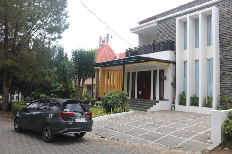 Villa Sikas 1 Lembang Dengan 5 Kamar Private Pool – Komplek Istana Bunga